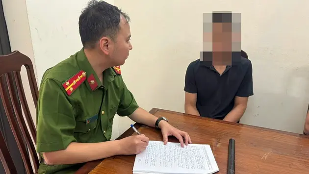 Công an làm việc với người dùng dùi cui đánh phụ nữ
