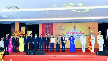 Hanoisme đón nhận Huân chương Lao động hạng Nhất