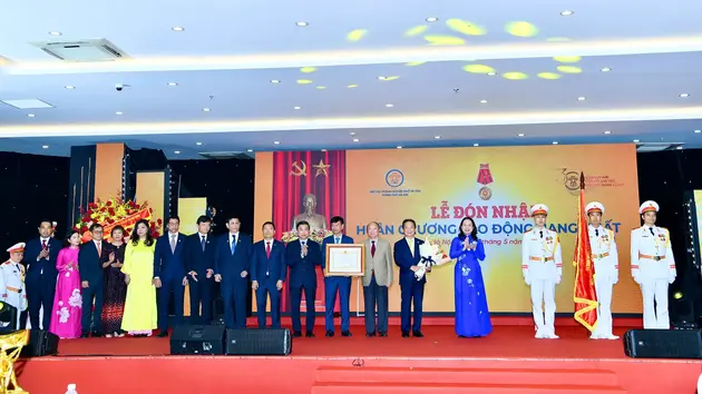 Hanoisme đón nhận Huân chương Lao động hạng Nhất