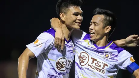 CLB Hà Nội áp sát ngôi đầu V-League
