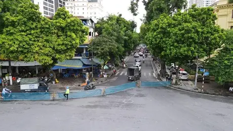 Rào chắn thi công ga ngầm S12 trên phố Trần Hưng Đạo