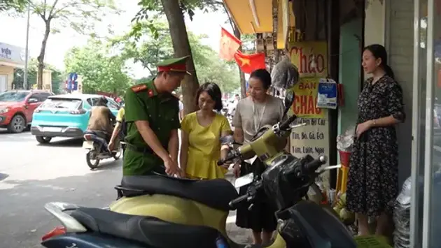 Ra quân xử lý vi phạm ở khu vực cổng bệnh viện