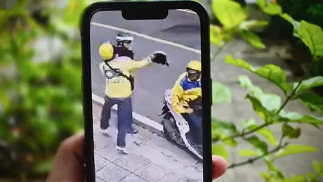 Tài xế xe công nghệ đánh khách ngay trên phố