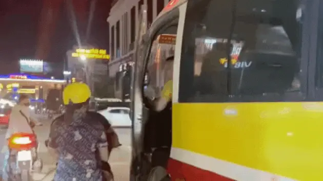 Xử phạt lái xe buýt mở cửa va vào xe máy