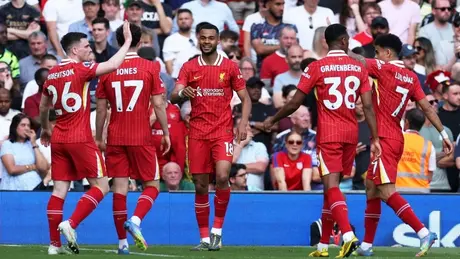 Arsenal thoát thua trước Liverpool