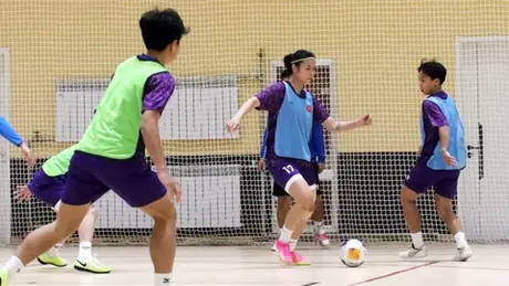 Futsal nữ Việt Nam chuẩn bị trước trận gặp Nhật Bản