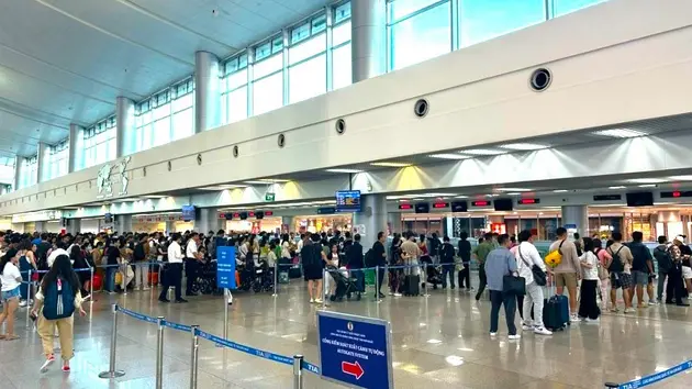 Gỡ chặn xuất cảnh tại sân bay ngay khi nộp đủ thuế
