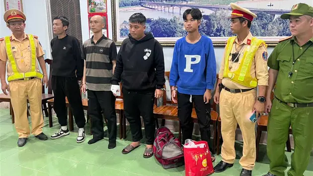 Cảnh sát chặn xe bắt bốn nghi phạm đang trốn chạy