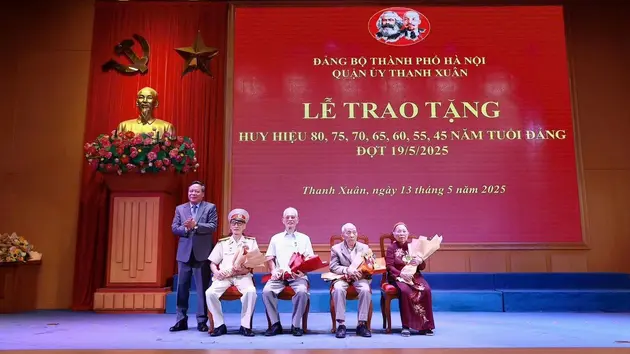 549 đảng viên quận Thanh Xuân nhận huy hiệu Đảng 