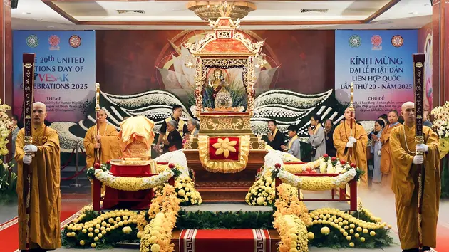 Người Hà Nội nghênh đón, chiêm bái xá lợi Đức Phật