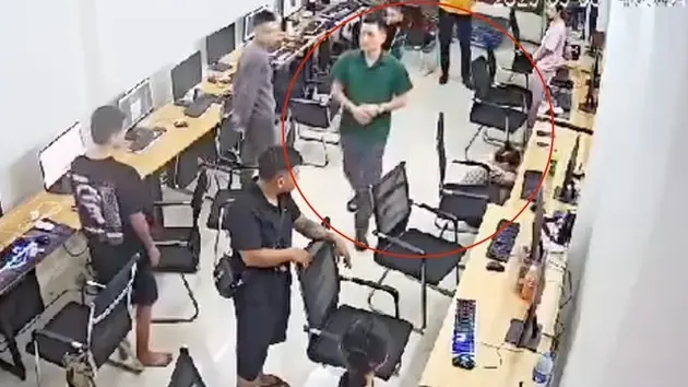 Hà Nội: Tạm đình chỉ cán bộ công an tát người dân