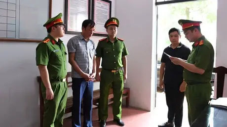 Chủ tịch xã bị bắt vì làm ngơ cho đất tặc
