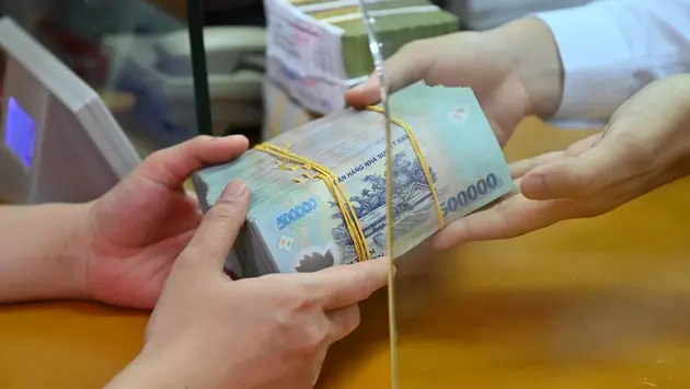 Tiền gửi vào ngân hàng giảm, nhu cầu vay vốn lại tăng | Vấn đề kinh tế | 13/05/2025