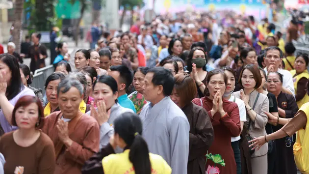 Hàng nghìn người dân chiêm bái xá lợi Phật ở chùa Quán Sứ