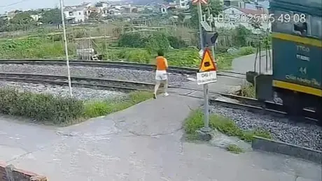 Khoảnh khắc tàu hỏa đâm người đi bộ qua đường ray