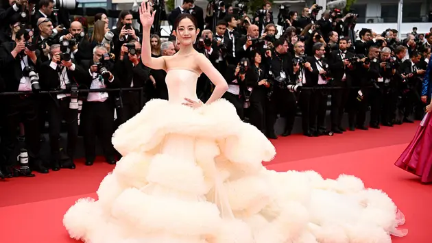 Các sao có tuân thủ trang phục thảm đỏ LHP Cannes 2025?