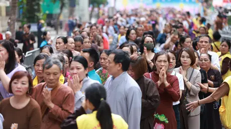 Hàng nghìn người dân chiêm bái xá lợi Phật ở chùa Quán Sứ