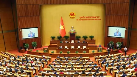 Lương công chức nên tương đương khu vực tư nhân