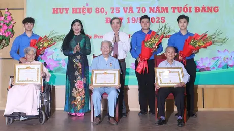 Lãnh đạo thành phố Hà Nội trao huy hiệu Đảng đợt 19/5