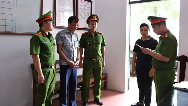 Chủ tịch xã bị bắt vì làm ngơ cho đất tặc