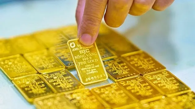 Giá vàng giảm mạnh, người dân xếp hàng chờ mua