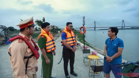 Cảnh sát tuần tra trên sông ngăn ngừa đuối nước