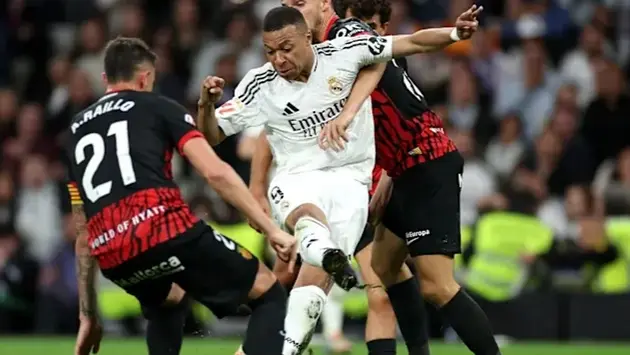 Real Madrid trì hoãn ngày vô địch của Barcelona