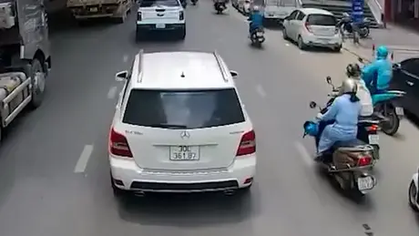 Xe máy lao ra bất cẩn gây tai nạn cho người khác