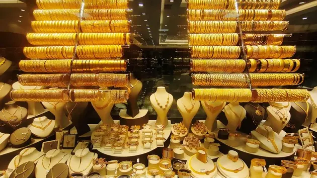 Giá vàng thế giới giảm hơn 2% do làn sóng bán ra
