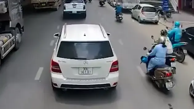 Xe máy lao ra bất cẩn gây tai nạn cho người khác