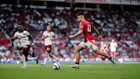 Sao trẻ 18 tuổi được Man United vinh danh