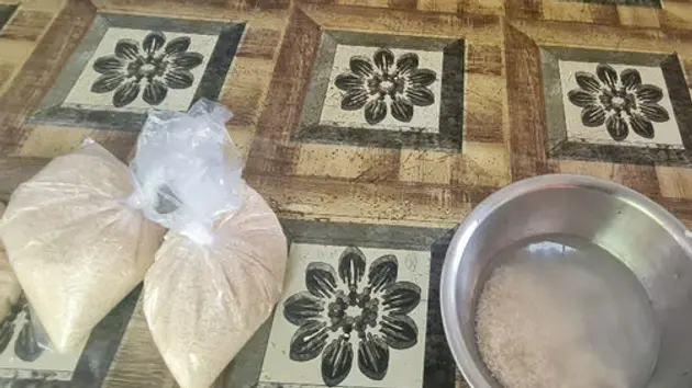 Phát hiện loại gạo bất thường, nghi là giả ở Hậu Giang