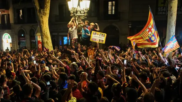 CĐV Barcelona ăn mừng chức vô địch Tây Ban Nha