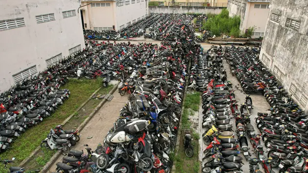 Áp lực quá tải tại các bãi trông giữ xe vi phạm