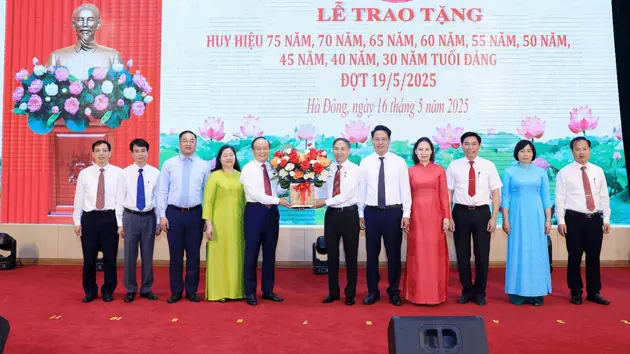 Hơn 8.700 đảng viên nhận huy hiệu Đảng đợt 19/5