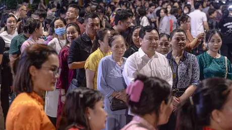 Biển người xếp hàng xuyên đêm chờ chiêm bái xá lợi Phật