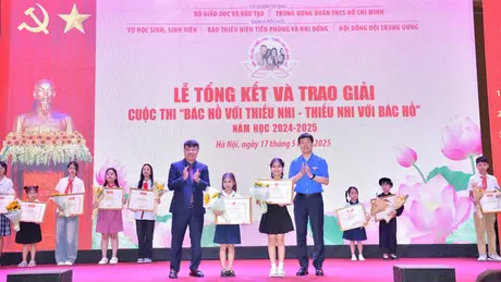 Trao giải cuộc thi Bác Hồ với thiếu nhi