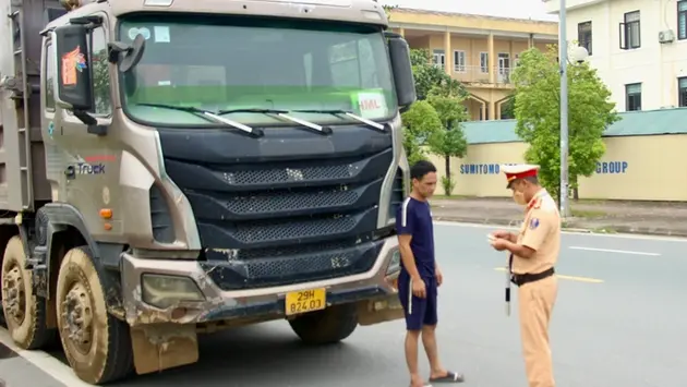 Đông Anh lập chốt xử lý phương tiện vi phạm quá tải