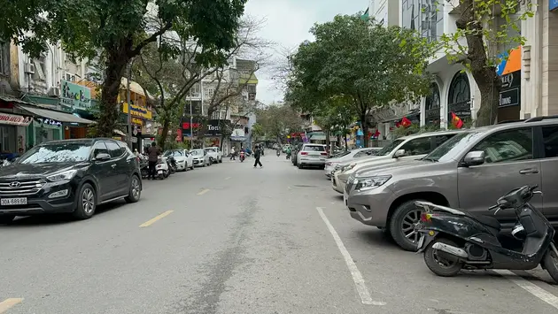 Hà Nội phạt ô tô đỗ sai quy định trên nhiều phố