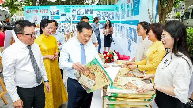 Triển lãm 'Rạng rỡ tên Người' tập hợp tư liệu quý về Bác