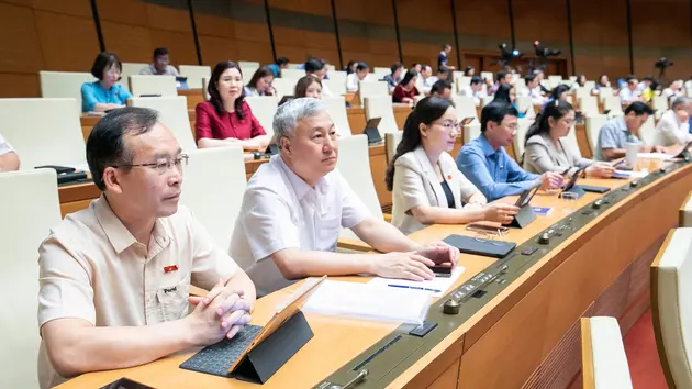 Thông qua Nghị quyết tạo đột phá trong xây dựng, thi hành pháp luật
