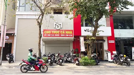  Nhà đầu tư quay lưng với mặt bằng nhà phố