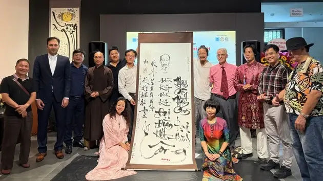 Thơ Chủ tịch Hồ Chí Minh qua nét chữ sắc màu