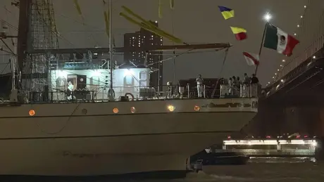 Tàu hải quân Mexico đâm vào cầu Brooklyn