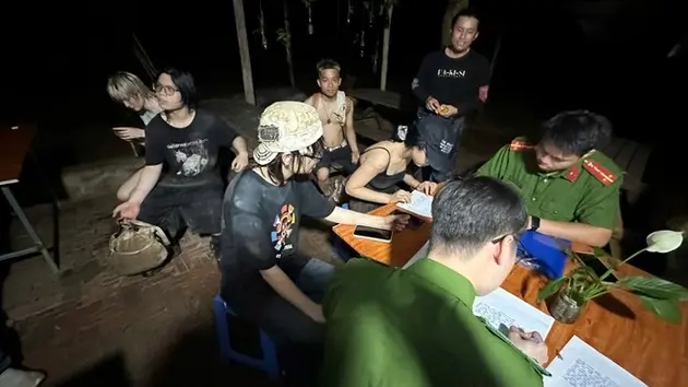 Giải cứu 5 người đi lạc trong núi Hàm Lợn, Sóc Sơn