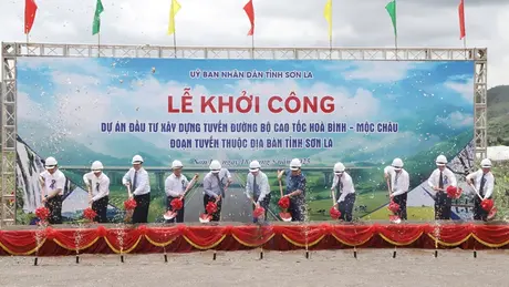 Xây dựng tuyến cao tốc Hòa Bình - Mộc Châu