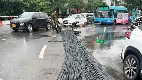 Lái xe làm rơi bó sắt bị phạt 40 triệu đồng