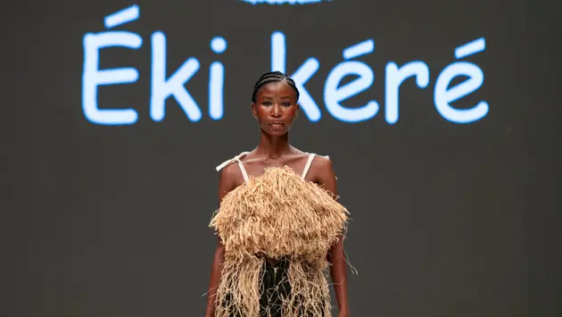 Thời trang từ sợi lá cọ raffia ở Nigieria