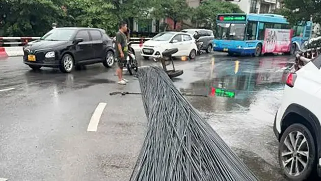 Lái xe làm rơi bó sắt bị phạt 40 triệu đồng