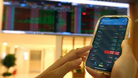 VN-Index đánh mất mốc 1.300 điểm